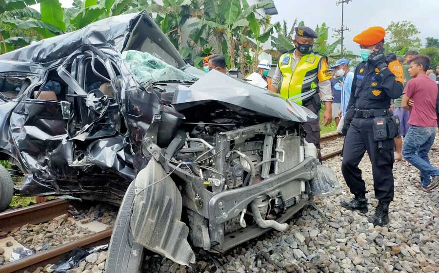 Kondisi mobil usai diseruduk kereta api.