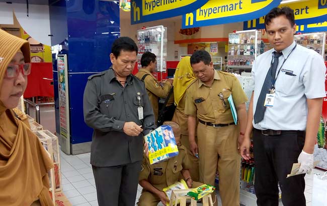 Plt Kadinkes, Nurul Dholam saat memeriksa parcel di supermarket Sarikat Jaya. foto: SYUHUD/ BANGSAONLINE