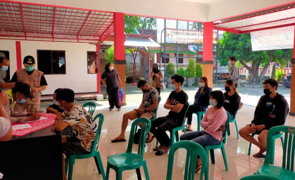 Para pasangan bukan suami istri yang terjaring petugas gabungan saat razia kos-kosan.