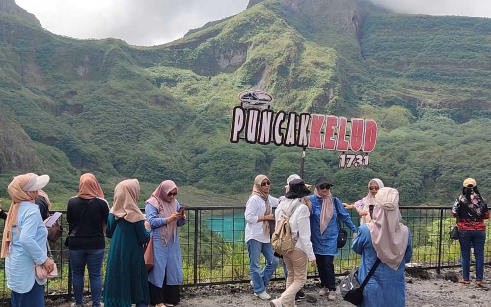 Isu Gunung Kelud Meletus Tak Pengaruhi Minat Wisatawan untuk Lihat Kawah