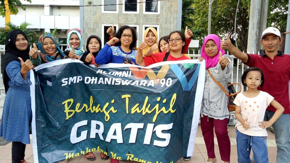 Acara bagi-bagi takjil alumni SMP Dhaniswara 