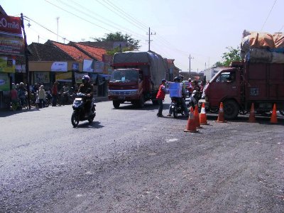 Karena sempit dan ada perempatan serta banyak yang menyeberang, jalan Raya Duduksampeyan rawan macet dan kecelakaan. Foto:syuhud almanfaluti/BANGSAONLINE