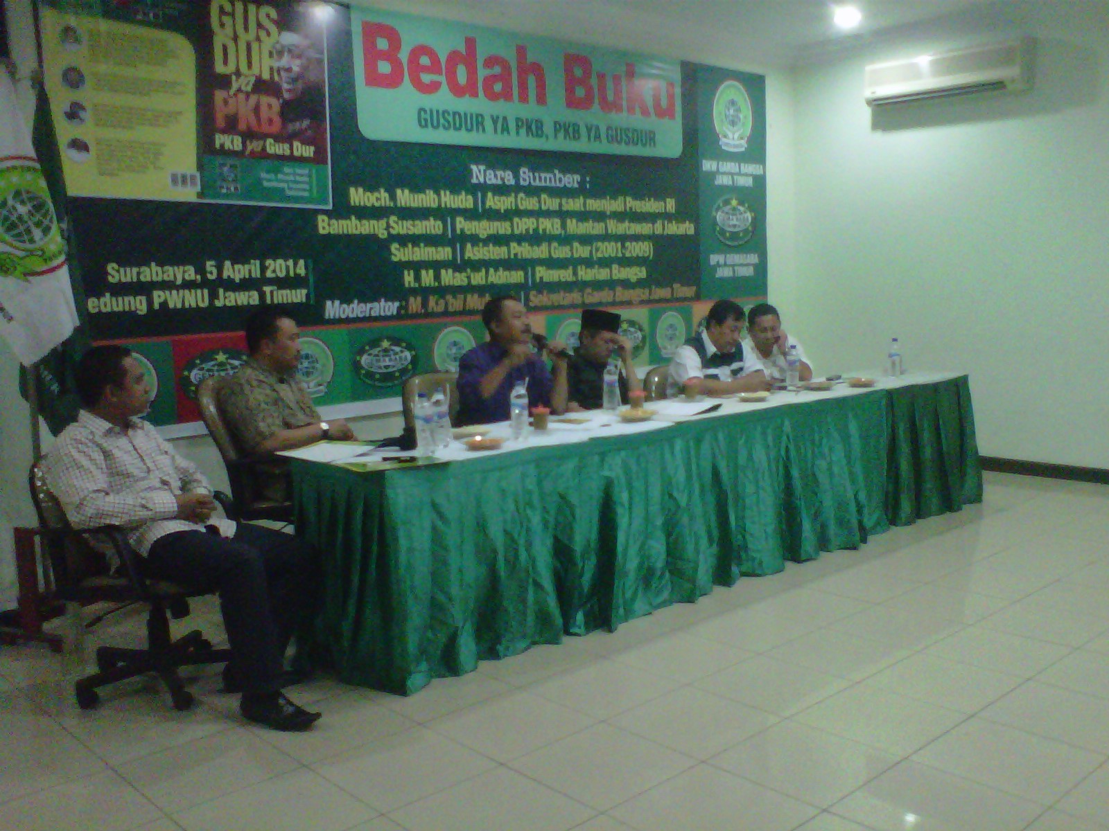 Direktur HARIAN BANGSA H Em Masud Adnan menyampaikan paparan dalam Bedah Buku  