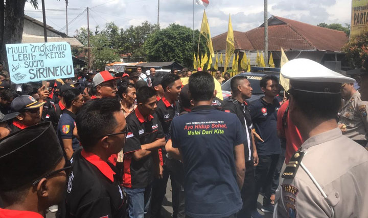 Puluhan sopir ambulans di Jember saat unjuk rasa di depan kantor DPRD.