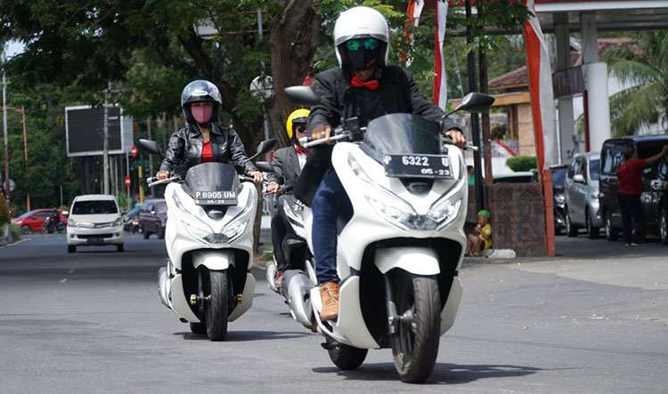Pengendara yang melintas di jalan harus menghindari 5 hal berbahaya supaya aman. (foto: ist)