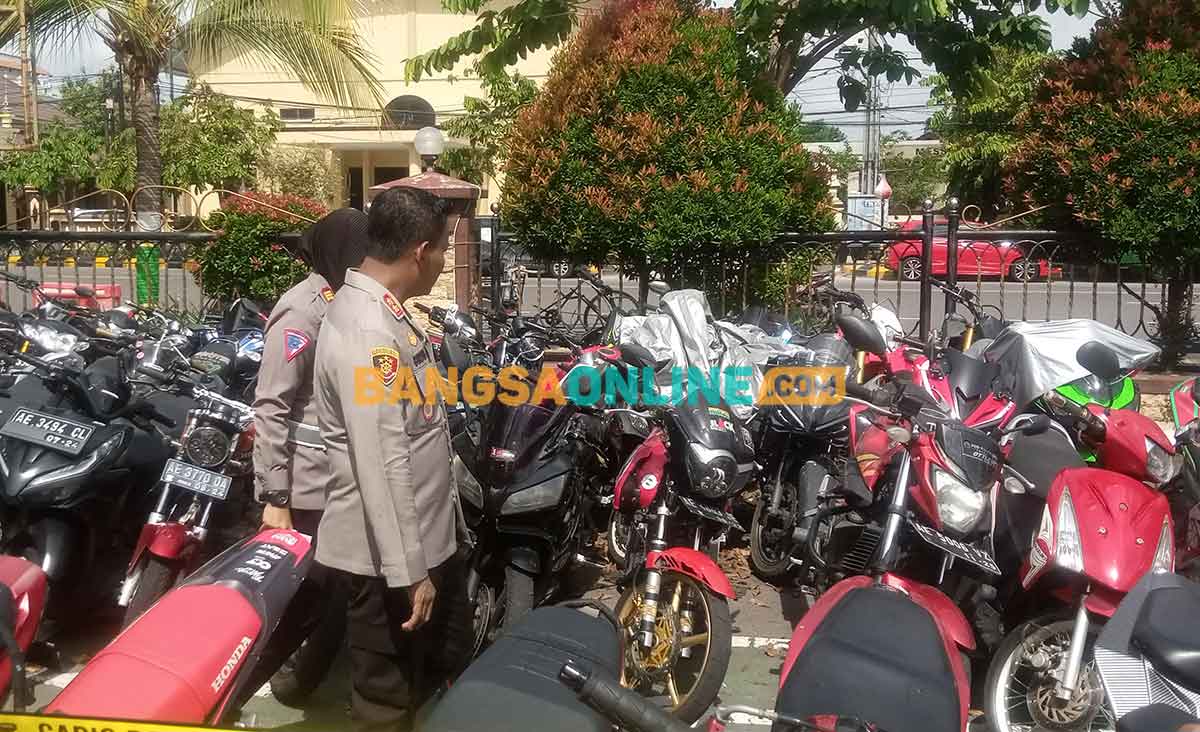 Kapolres Madiun Kota, AKBP Suryono, saat melihat kendaraan yang diamankan. Foto: HENDRO SUHARTONO/BANGSAONLINE