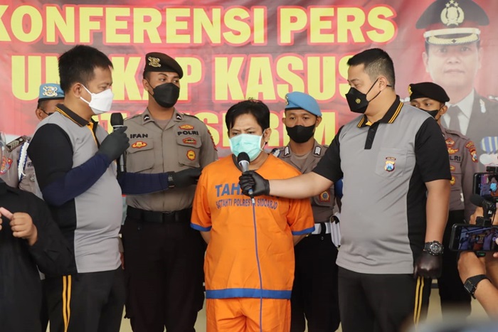 Kapolresta Sidoarjo Kombes Pol. Kusumo Wahyu Bintoro saat menanyai tersangka.