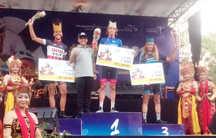 Bupati Anas saat foto bersama para juara.