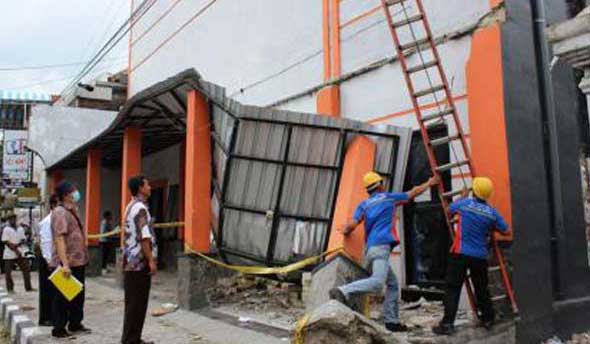 Gedung Garuda yang ambruk 2014 silam. foto: BM