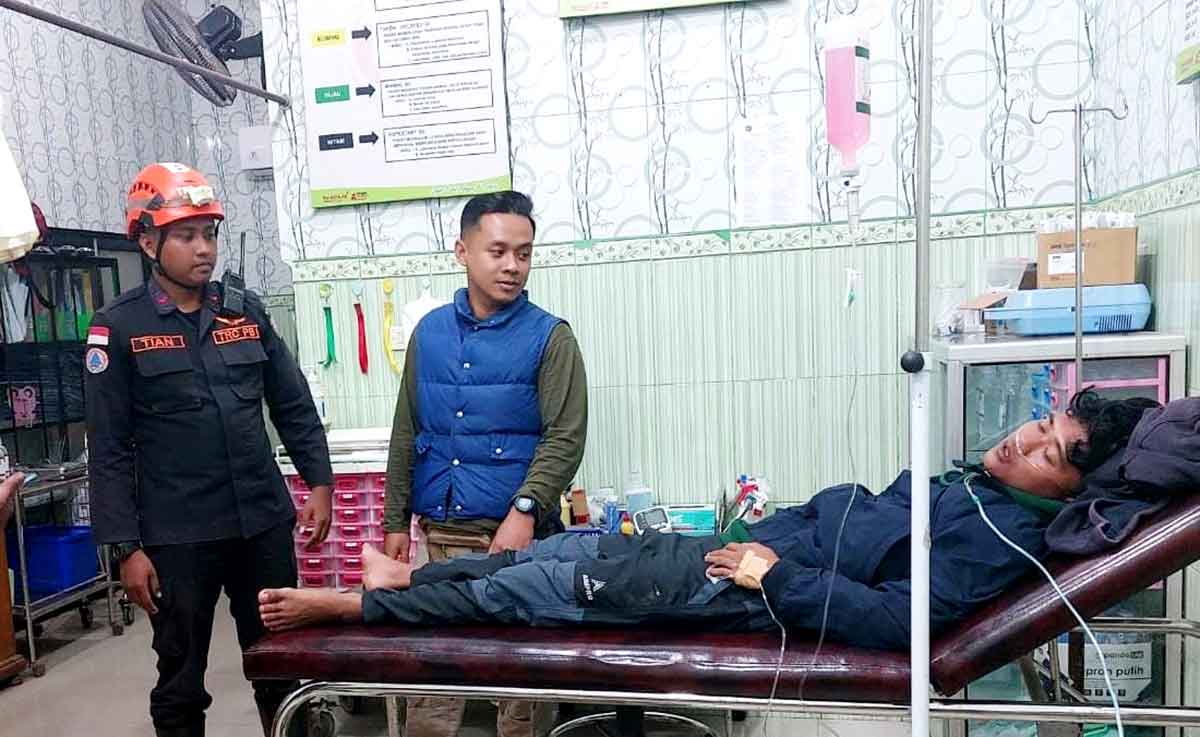 TRC BPBD Lumajang bersama salah satu pendaki Gunung Lemongan yang diselamatkan karena mengalami cedera.