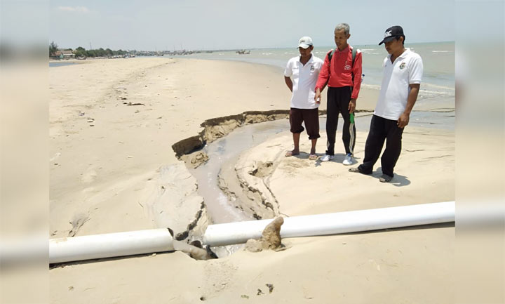 Warga bersama Pemdes Boncong dan Pemcam Bancar mendatangi lokasi pembuangan limbah milik PT. Nasional Indo Mina yang dialirkan ke laut.