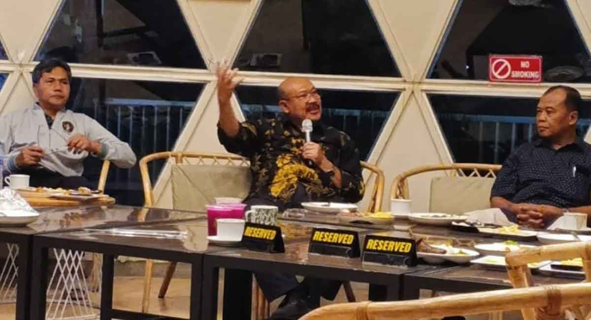 Rektor Uniska, Bambang Yulianto (tengah), saat menyampaikan paparan saat ngopi bareng dengan media. Foto: Ist 