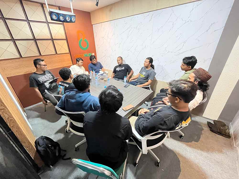 Para panitia Turnamen Futsal Riski Sadig Championship menggelar rapat membahas pelaksanaan teknis. Foto: Sulthon/Bangsaonline.