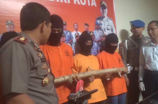 Kelima tersangka berikut barang bukti potongan bambu yang digunakan untuk memukul Susheri hingga meninggal dunia.