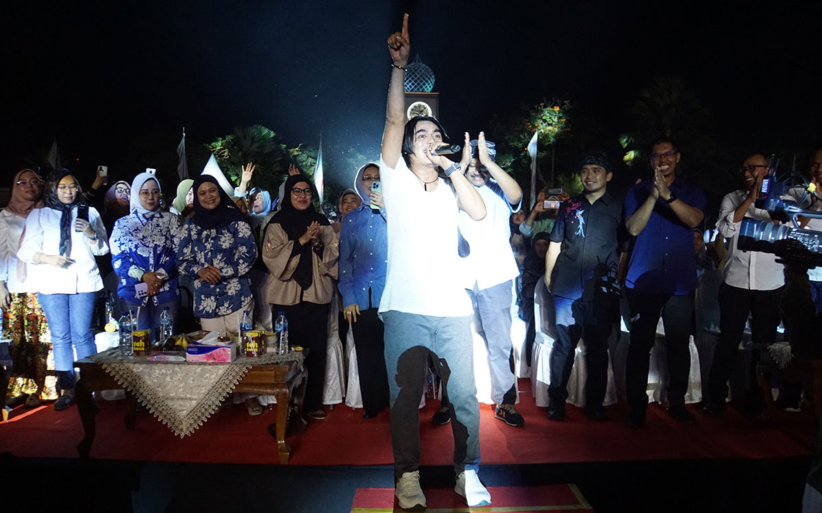 Charly Setia Band mengajak Wali Kota Gus Ipul dan penonton yang hadir untuk bernyanyi bersama.