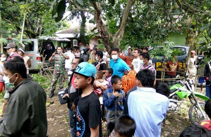 Warga berkerumun saat jasad Markacung hendak dievakuasi ke RSUD Abdoerrahem Situbondo.