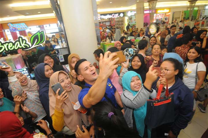 Pengunjung Royal Plaza berebut foto bareng dengan artis yang merupakan caleg NasDem. foto: DIDI ROSADI/ BANGSAONLINE
