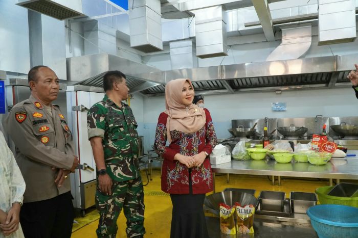 Dr. Lia Istifhama, Anggota DPD RI Dapil Jatim meninjau Dapur Sehat BGN (Bersama Gizi Negeri) di Surabaya.