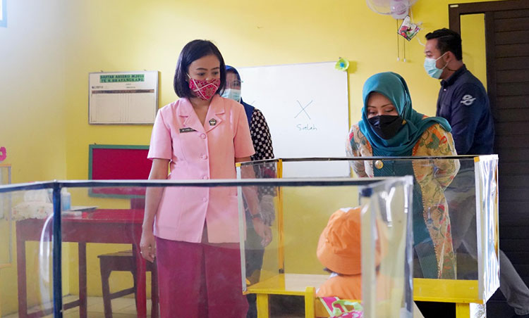 Bupati Ikfina Fahmawati ketika meninjau sekolah tatap muka. (foto: ist)