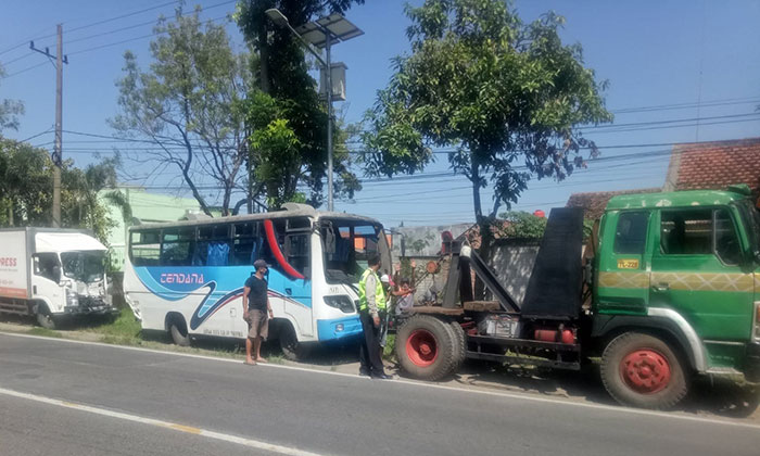 Proses evakuasi kecelakaan Bus Cendana, truk box, dan motor yang terjadi di Desa Slambur, Kecamatan Geger, Kabupaten Madiun.