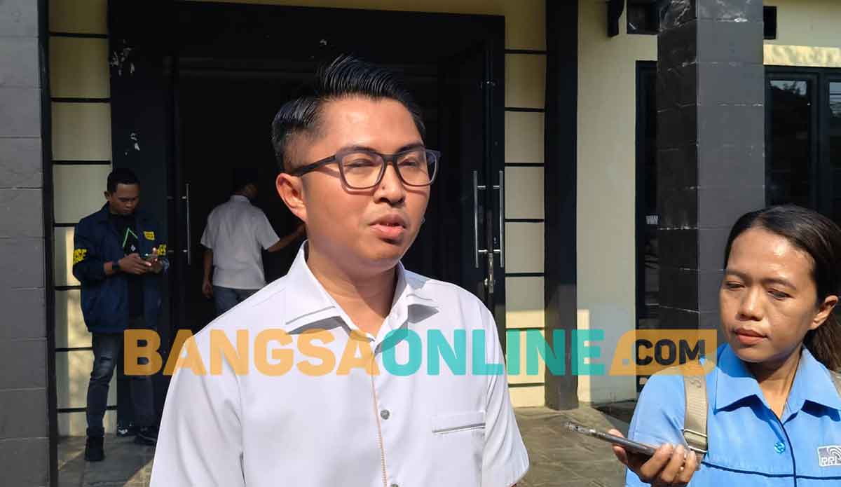 Kasatreskrim Polres Kediri, AKP Joshua Peter Krisnawan, saat memberi keterangan kepada awak media. Foto: MUJI HARJITA/BANGSAONLINE