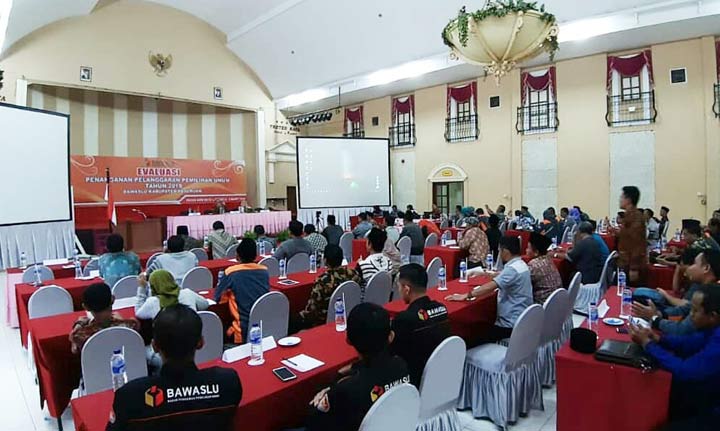 Suasana evaluasi penanganan pelanggaran Pemilu 2019 yang digelar Bawaslu Pasuruan. 