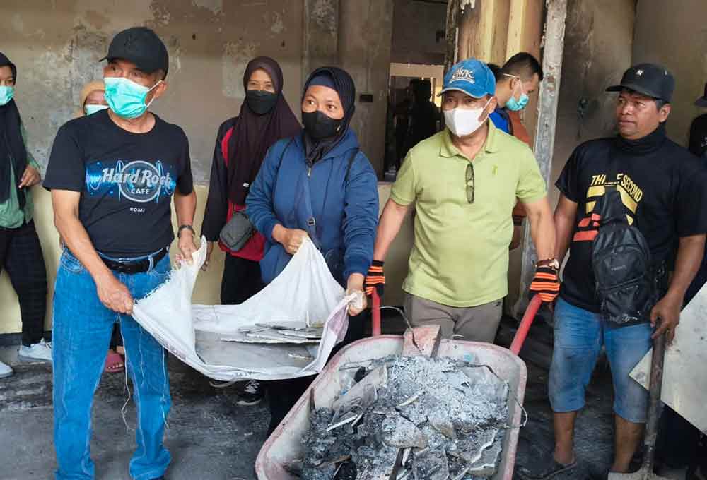 Ketua DPRD Kabupaten Kediri, Murdi Hantoro ikut mendorong arco bersama Wakil Ketua DPRD Kabupaten Kediri, H. Sentot Djamaluddin (kiri) dalam aksi bersih-bersih Gedung Dewan. Foto: Muji Harjita/Bangsaonline.