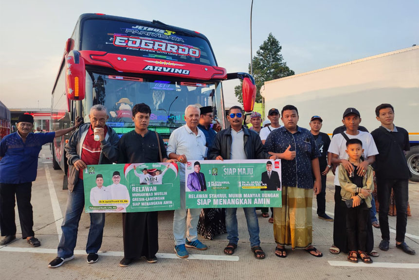 Para relawan pasangan Amin asal Gresik saat akan berangkat ke Jakarta. 