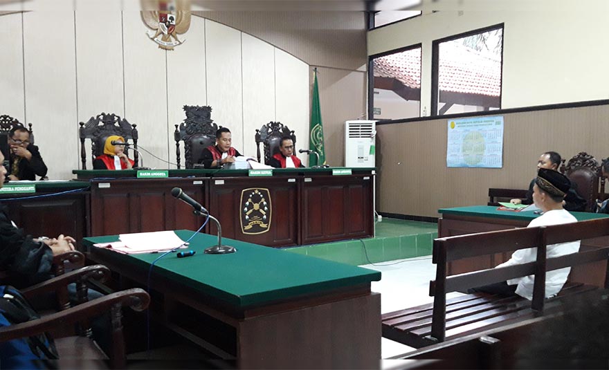 Supadi (baju putih) saat mengikuti Sidang perdana di PN Kabupaten Kediri. foto: MUJI HARJITA/ BANGSAONLINE