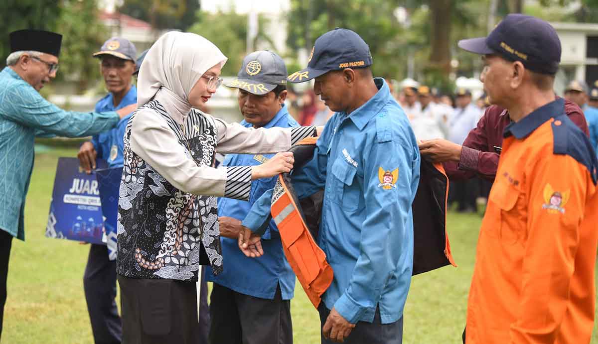 Penyematan atribut kepada juru parkir secara simbolis di Balai Kota Kediri. Foto: Ist