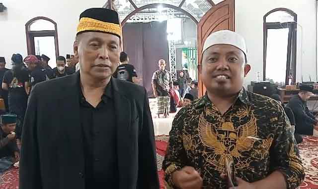 Ketua PWI LS Bangil (kiri) bersama Ketua Barikade Gus Dur.