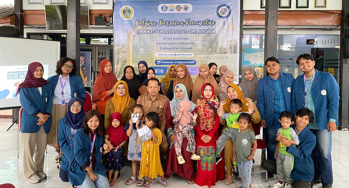 Kades Sukorejo, Fatkhur Rohman, bersama warga dan peserta KKN BBK ke-7 Unair. Foto: Ist