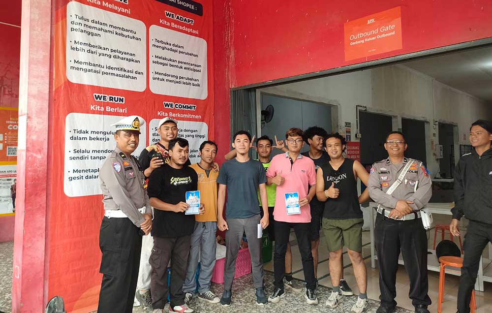 Anggota Satlantas Polres Ngawi saat sosialisasi keselamatan berkendara di Terminal Bus Kertonegoro Ngawi.