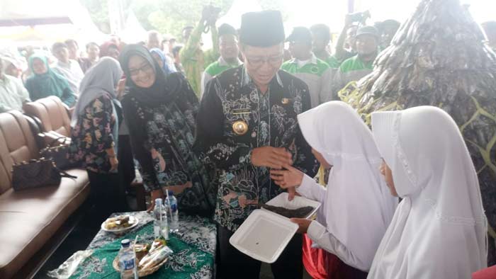 Bupati Tuban Fathul Huda dalam Gerakan memasyarakat makan ikan (Gemarikan) dan Gerakan makan telur dan minum susu bagi putra-putri Indonesia (Gemarampai).