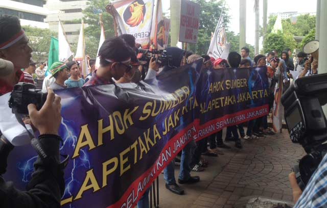 Kelompok pendemo di luar gedung KPK minta Ahok langsung jadi tersangka. Sementara di dalam Ahok masih diperiksa KPK, Selasa (12/4) foto: rakisa/ BANGSAONLINE