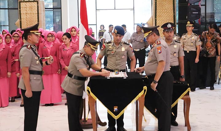 Kapolda Jatim, Irjen Luki Hermawan saat memimpin sertijab Kapolres Probolinggo yang baru.