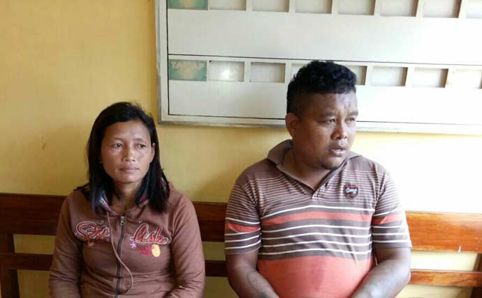 Kedua pelaku saat diamankan di Mapolsek Kerek. foto: SUWANDI/ BANGSAONLINE