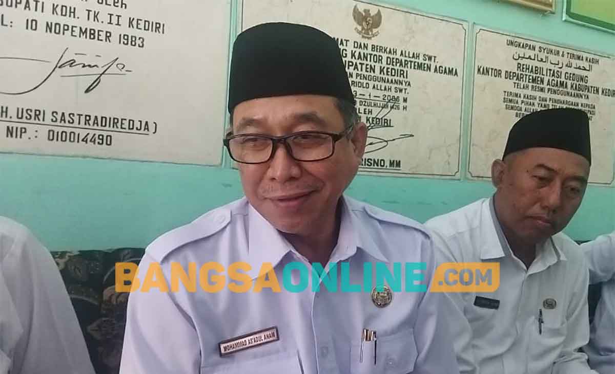 Kabid Pendidikan Diniyah dan Pondok Pesantren Kanwil Kemenag Jatim, Mohammad As’adul Anam, saat memberi keterangan kepada wartawan di Kediri. Foto: MUJI HARJITA/BANGSAONLINE