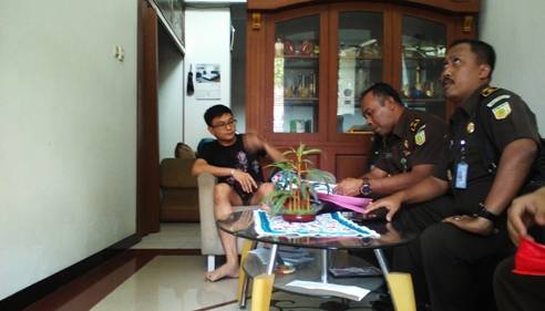 Tim Kejaksaan saat memberikan pemahaman kepada putra kedua Agus Sukiranto untuk melakukan eksekusi dengan ketetapan hukum incraht, kemarin. foto : nanang ichwan/BangsaOnline.com