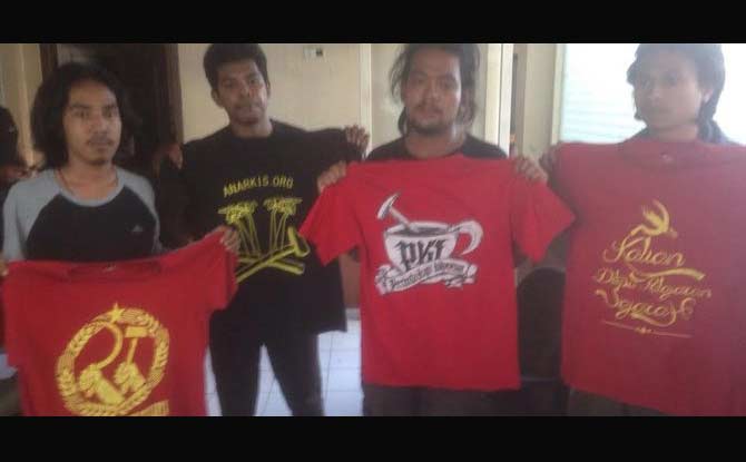 Empat pria beserta kaos bergambar palu arit yang diamankan.
