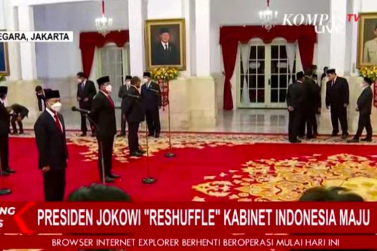 Presiden Jokowi saat melantik menteri baru, Rabu (15/6/2022). Foto: kompas.com