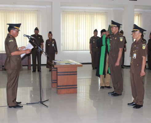 Kepala Kejari Surabaya Tomo Sitepu (kiri) saat melantik Kasi Pidsus baru Roy Revalino Herudiansyah (dua dari kanan) di aula kantor Kejari Surabaya, Senin (13/10/2014). foto: kejari-surabaya.go.id