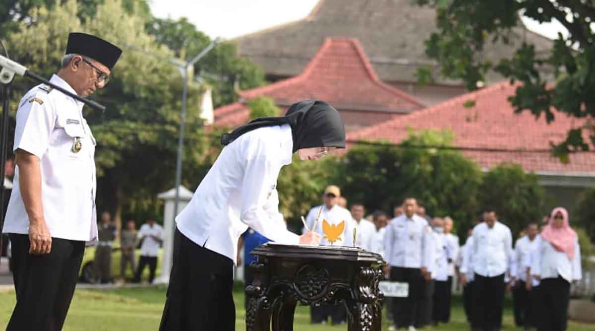 Didampingi wakilnya, Wali Kota Kediri menandatangani Piagam Audit Intern. Foto: Ist 