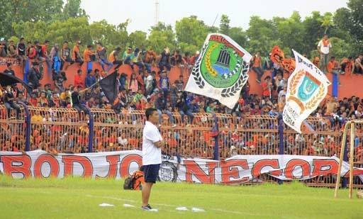 Pelatih Persibo Bojonegoro, Bambang Pramuji saat menyaksikan anak asuhnya bermain di Stadion Letjen H Soedirman Bojonegoro. foto: eky nurhadi/dok/ BANGSAONLINE