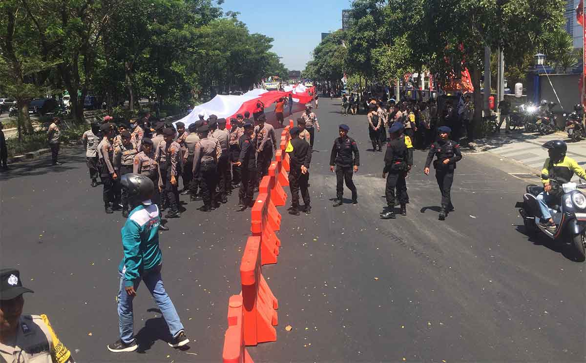 Ratusan massa aksi yang tergabung dalam GSJT saat melintasi Jalan A. Yani, Surabaya.