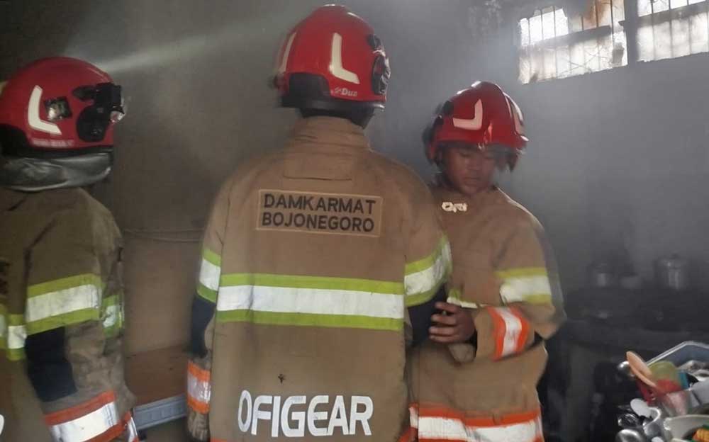 Petugas Damkarmat Bojonegoro saat melakukan pembasahan di titik-titik api.