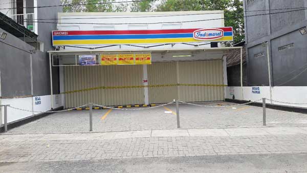 Indomaret di Dusun Srembi yang disegel Satpol PP karena tidak berizin. foto: SYUHUD/ BANGSAONLINE