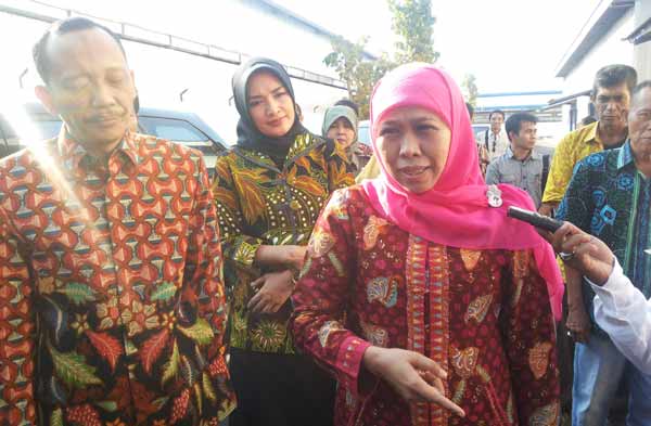 Mensos Khofifah (kanan) saat memberikan keterangan didampingi Bupati Probolinggo Tantriana (tengah) dan Suami Bupati Probolinggo Hasan Aminuddin (kiri). (foto: andi/BANGSAONLINE)