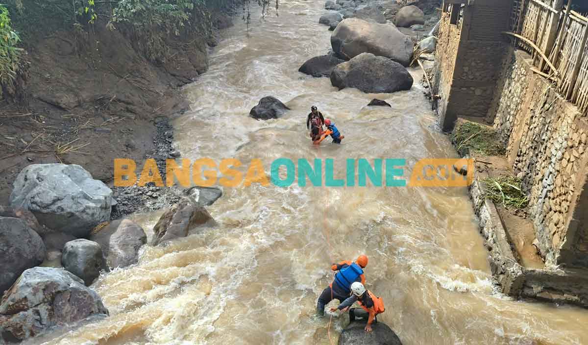 Tim gabungan saat menyusuri Sungai Bruni. Foto: MUJI HARJITA/BANGSAONLINE