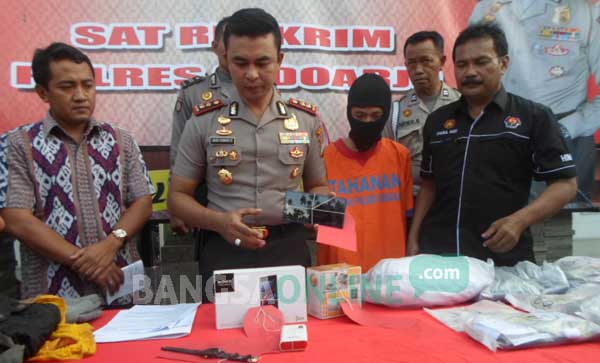Tersangka saat diekspos di Mapolres Sidoarjo. foto: catur andy erlambang/ BANGSAONLINE